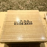 シカゴ - ●スターター（アミューズ）
      飛騨牛のサーロイン握り寿司