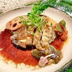 シカゴ - ●ポワソン（魚介のメイン）
      活鮑のステーキと彩り野菜
      バルサミコと焦がしバターのソース