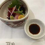 ガーデンダイニング 環樂 - 造　里　調理長おまかせ二種盛り合わせ　冬色のあしらい　土佐醬油 → 本まぐろ赤身の旨み、炙りきんきの脂がのって皮炙ってあるので香ばしいくどちらも美味い