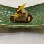 ガーデンダイニング 環樂 - 箸　付　風呂吹き蕪に海老芝煮　青菜胡麻和え　百合根　いくら　鉄火味噌 → カブの柔らかさ、鉄火味噌の甘辛さがよく合う