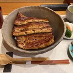 鰻 にしはら - シックな色合いの器に美しい鰻が映える