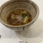 ガーデンダイニング 環樂 - 食　事　北海道産合鴨肉のかしわ素麺　焼き葱　椎茸　三つ葉 → 熱々お出汁、鴨肉の旨さが出てます。噛むと鴨肉の旨み増します。 