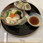 ガーデンダイニング 環樂 - 蓋　物　めぬき吟醸蒸し　豆富　帆立貝　 若布　彩り野菜　ぽん酢 → 蒸しているためかめぬきは、ふっくら、あっさり、帆立噛みしめ更に美味い
