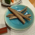 鰻 にしはら - 骨せんべい、カリッと食感で芳ばしい