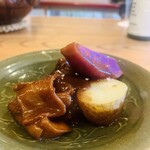 柚木元 - ⑨【追肴】
      親熊スネ肉と仔熊モツ（胃、腸 etc）の親子味噌（甲州+八丁）煮込み、1年熟成男爵芋+紅芯大根