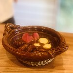 柚木元 - ⑨【追肴】
      親熊スネ肉と仔熊モツ（胃、腸 etc）の親子味噌（甲州+八丁）煮込み、1年熟成男爵芋+紅芯大根