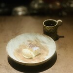 nôtori - ⑫【洋梨】
      ★ シルバーベル（洋梨）をメッシュ状の皮で巻いた揚げ春巻き
      ミルク+クロモジを煮詰めたアイス
      洋梨のピュレ+コンポート+フロマージュブランのソース、珈琲