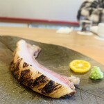 柚木元 - ⑦【鉢肴-2】
      生後半年の仔熊スペアリブ、金柑と本山葵