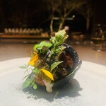 nôtori - ⑧【芽吹き】
      ★ 薪+炭火焼き3種（鹿シンタマ、真鴨モモ、熊ソーセージ）、熊モモの煮込 の竹墨生地包み、2種のピュレ（黒大蒜+スパイス、菊芋）、8種の野草のせ