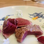 柚木元 - ③【造り】
      サフォーク種ラムの乾牧草たたき
      シキンボ：後脚外モモ後側ナカ肉と内モモの間
      シンシン：後脚内モモ中心部
      ミスジ：肩甲骨の内側