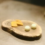 nôtori - ⑬【薩摩芋、サフラン】
      ★ シルクスイート（薩摩芋）のヴィーガンボール、ホワイトカカオバター包み
      　 サフランラスク