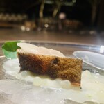 nôtori - ③【アマゴ、蕪】
      ★ アマゴのミキュイ、3種のソース（蕪のピュレ、無花果葉のオイル、農鳥形に抜いたの蕪の発酵無花果ジュースのマリネ、仕上げ：自家製の人工いくら+アマゴの魚卵）：皮目