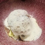 nôtori - ④【鯉、八幡芋】
      ★ 鯉+八幡芋（甲斐八幡エリアのブランド里芋）の揚げ真薯、2種のソース（あけぼの大豆+鯉3部位（ハム、湯引き、焼き皮）の鯉出汁、檸檬+甲州味噌）、杉のエスプーマ掛け