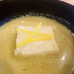 柚木元 - ②【椀】
      吸地：猪の摺流し
      椀種：揚げ胡麻豆腐
      吸口：柚子皮