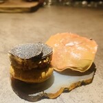 nôtori - ②【蟹、馬】
      ★ 藻屑蟹ビスクのグジェール（シュー生地）、蟹身+味噌+馬肉のタルタル、シェフ採取の黒トリュフのせ