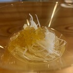 柚木元 - ⑥【口直】
      長芋素麺、岩魚イクラ