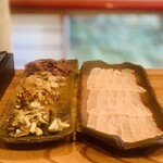 柚木元 - 13【止鍋】
      食材：熊ロース+茸5種（アミ、ムキ、エノキ、シモフリヌメリガサ、シモフリシメジ）