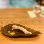 柚木元 - ⑦【鉢肴-2】
      生後半年の仔熊スペアリブ、金柑と本山葵