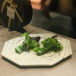 nôtori - 青菜のブーケサラダ、ASAYA5年熟成熟成赤ワインビネガー + 前田屋笛吹オリーブ油のソースかけ