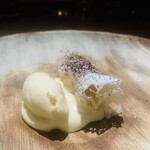 nôtori - ⑫【洋梨】
      ★ シルバーベル（洋梨）をメッシュ状の皮で巻いた揚げ春巻き
      ミルク+クロモジを煮詰めたアイス
      洋梨のピュレ+コンポート+フロマージュブランのソース、珈琲