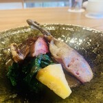 柚木元 - ⑤【鉢肴-1】
      小鴨の半身焼き+モツ（心臓、砂ずり、肝臓 etc）のレバーソース煮込み、縮み法蓮草と黄色人参