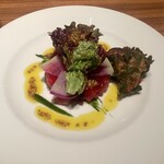 シマラボ ビス - コシナガマグロのタルタル仕立て　ビーツのゼリーを乗せて　右側にフグの白子に抹茶をまぶしてフライにしたもの　自家製のマスタードソース