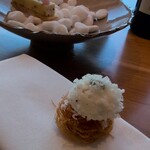 SMAAK - じゃがいも揚げたのとチーズ　奥はパンのパイとうなぎの生姜ムース。