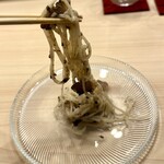 鮨 赫 sushi aka Tokyo - 和麺キャビア・トリュフ　麺をリフトします