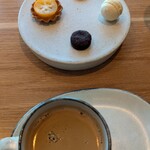 SMAAK - バリにがコーヒーと　白味噌マカロン、ブラウニー？　金柑タルト　ジンジャークッキー(クリスマスなので)