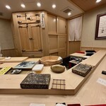 鮨 赫 sushi aka Tokyo - 内観　カウンター席からの風景