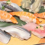 梅丘寿司の美登利総本店 玉川店 - 旬の光物づくし（¥1,320）
                                真ん中→ボイル海老（¥110×3）