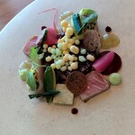 SMAAK - マグロタルタル、ハーブアイス乗せて　赤身中トロ大トロが　新感覚！　ピクルスなどの野菜うま〜〜ー