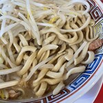 ラーメン金剛 - ラーメンの麺アップ