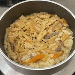 串とメシにはサケキタル - 五目釜飯炊きあがった～