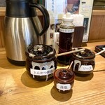 とんかつ いわい - 調味料達。
