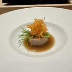 美寿思 - 寿司屋の肉じゃが。鴨とジャガイモをオニオンソースに乗せて、芽ねぎ、にんじん。もはやフレンチの味わい。