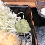 とんかつ いわい - 茎わさび、添えてあります。