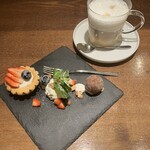 ファンケル ブラウンライス ミイルズ - いちごのタルトにガナッシュ。真ん中にあるクリームはクリームチーズでした