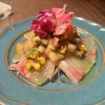 二階の洋品店 - 縞鯵と白桃、焼きトウモロコシのカルパッチョ