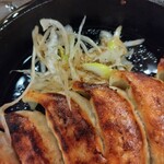 中華食堂スマロ - ピータンに付いてる白髪ネギを鉄鍋で炒める◎