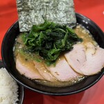 横浜家系総本山 吉村家直系店 ラーメン内田家 - 焼豚ラーメン(1300円), ホウレンソウ(150円), ライス(200円)