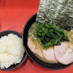 横浜家系総本山 吉村家直系店 ラーメン内田家 - 焼豚ラーメン(1300円), ホウレンソウ(150円), ライス(200円)