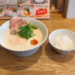 麺屋のとなり - とり白湯醤油そば