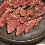 TOKYO焼肉ごぉ - うちもも　食べやすいサイズに
