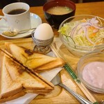 ＢＡＢＹみりか - ホットサンドモーニング(税込700円)
①ホットサンド《ピザ》②野菜サラダ(萵苣&千切り甘藍&薄切り赤玉葱&薄楕円切り胡瓜&針人参)③茹で卵④お味噌汁⑤苺ヨーグルト
お飲み物①HOT珈琲