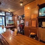 ＢＡＢＹみりか - 店内はベージュ色の消音パネル張り天井、グレーの横ストライプの壁、焦茶色の木板張り床、家庭的な落ち着きのある空間、BGM代わりにTV音声が流れています
お席はL字カウンター8席のみ