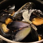 ベルジアンブラッスリーコート バレル - 名物「ムール貝の白ワイン蒸し」