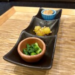 豊栄 - お通し
            菜の花の和え物、銀杏のスパイス炒め、魚肉ソーセージ