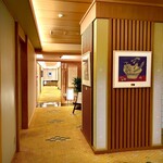 松濤館 - 個室料亭街京小路入口付近には草間彌生の作品