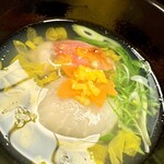 松濤館 - お椀・薄葛仕立て。帆立と修善寺椎茸の蕪包、焼き金目鯛、菊花、柚子、人参